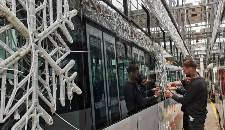 Dopravní podnik již chystá vánoční tramvaje. Do ulic Olomouce vyjedou příští neděli