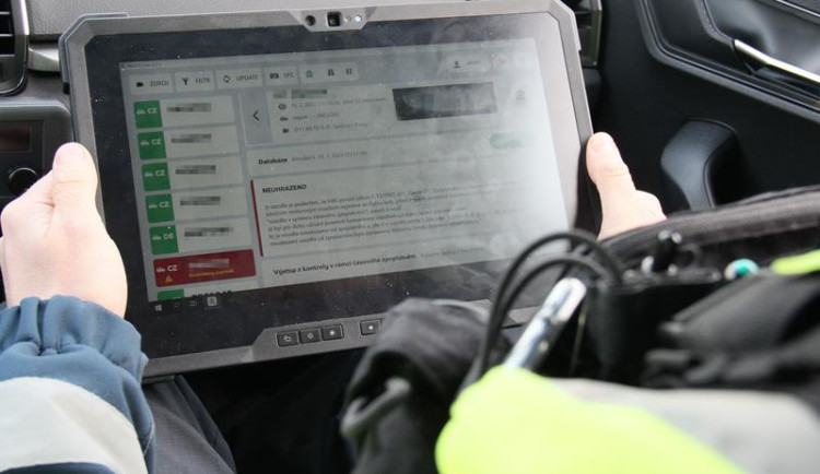 Jízda po D11 bez dálniční známky odhalila vroubek autopůjčovny