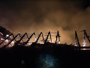 Noční požár domu na Přerovsku krotilo osm jednotek hasičů. Jeden člověk utrpěl zranění