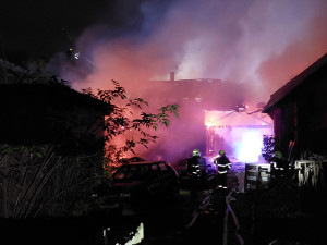 Noční požár domu na Přerovsku krotilo osm jednotek hasičů. Jeden člověk utrpěl zranění