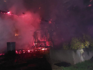 Noční požár domu na Přerovsku krotilo osm jednotek hasičů. Jeden člověk utrpěl zranění