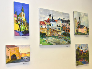 Ukrajinská malířka našla azyl v Přerově. Na rodinné výstavě prezentuje díla inspirovaná městem