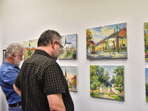 Ukrajinská malířka našla azyl v Přerově. Na rodinné výstavě prezentuje díla inspirovaná městem