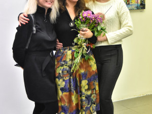 Ukrajinská malířka našla azyl v Přerově. Na rodinné výstavě prezentuje díla inspirovaná městem