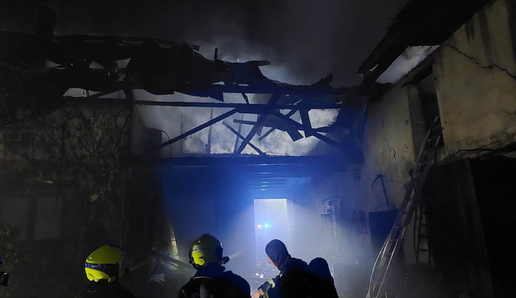 Noční požár domu na Přerovsku krotilo osm jednotek hasičů. Jeden člověk utrpěl zranění