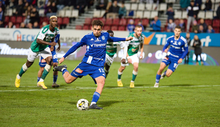 Mojmír Chytil kope penaltu v utkání proti Jablonci