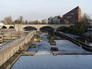 V centru Prahy se surfuje. Parta nadšenců postavila vlnu na Vltavě