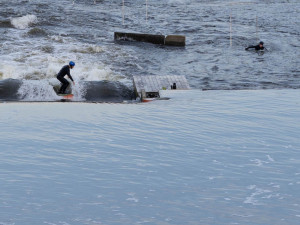 V centru Prahy se surfuje. Parta nadšenců postavila vlnu na Vltavě