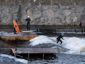 V centru Prahy se surfuje. Parta nadšenců postavila vlnu na Vltavě