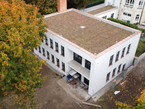 Šternberský dům dětí a mládeže má zelenou střechu. Zachytí dešťovou vodu a slouží jako izolace
