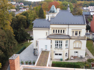 Šternberský dům dětí a mládeže má zelenou střechu. Zachytí dešťovou vodu a slouží jako izolace