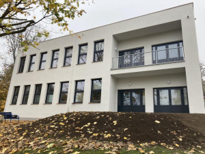 Šternberský dům dětí a mládeže má zelenou střechu. Zachytí dešťovou vodu a slouží jako izolace