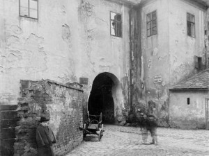 Prostor pod Velkou vodárnou zvaný Žižkův plácek, vlevo průjezd do ulice Vodární