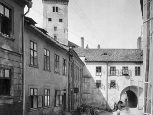 Vodární ulice s průchodem do ulice Koželužské (dnes Sokolské), vlevo vodárenská věž