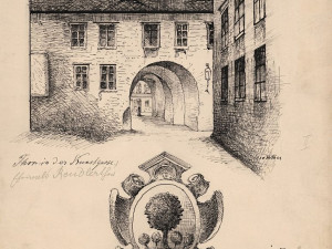 Brána ve Vodární ulici, štít na bráně v Koželužské ulici 4 (Jose Hilber)