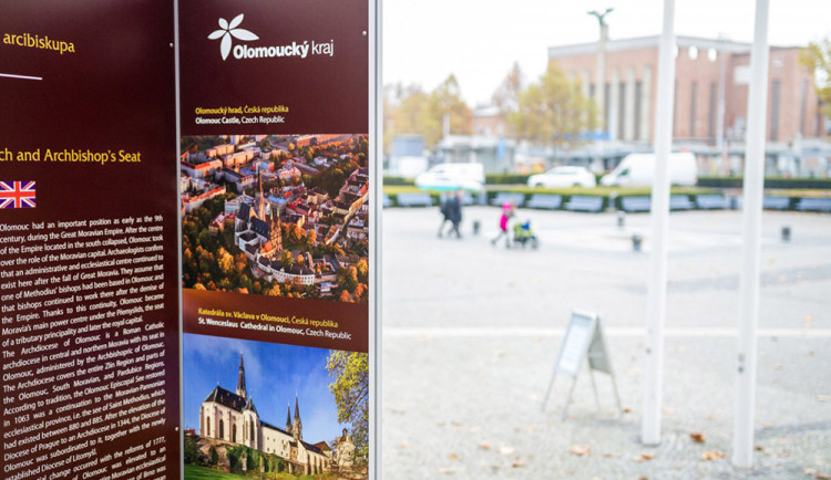 Před sídlem krajského úřadu v Olomouci je připravena prezentace Cyrilometodějské stezky
