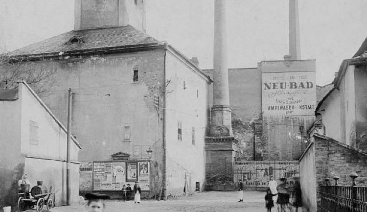 Velká vodárna, vpravo od ní s komíny první parní prádelna a tzv. Nové lázně