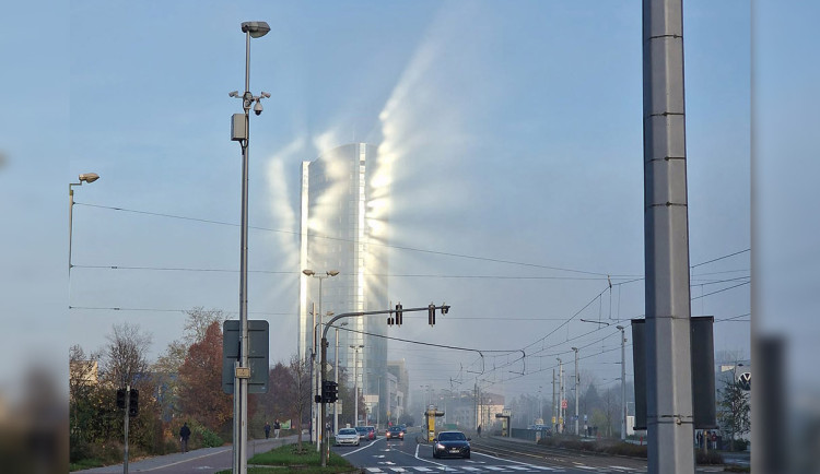 Mlha se sluncem rozzářila budovu v obřího anděla. Fotka z Olomouce slaví úspěch na sítích