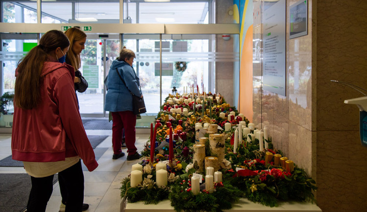 Stovky adventních věnců a ozdob z olomoucké dětské kliniky: výtěžek pomůže malým pacientům