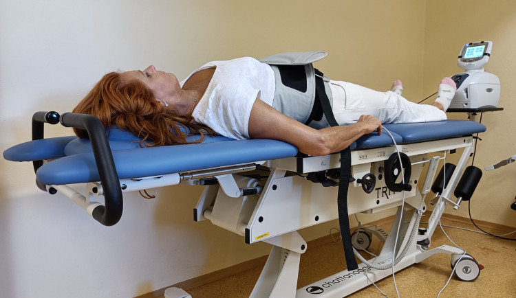 Bolí vás záda? Trutnovská nemocnice nabízí novou metodu, která nabízí šetrné řešení problému.