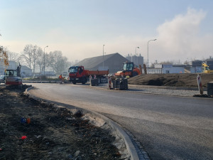 Zdržení v Přerově. Na okružní křižovatce na průtahu městem budou stavbaři pokládat asfalt