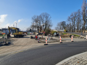 Zdržení v Přerově. Na okružní křižovatce na průtahu městem budou stavbaři pokládat asfalt