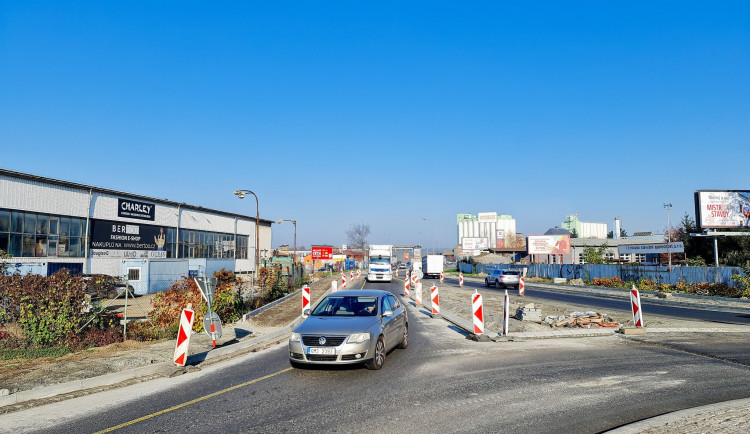 Zdržení v Přerově. Na okružní křižovatce na průtahu městem budou stavbaři pokládat asfalt