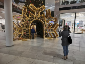 Vláček s vločkami i svítící tunel. Vánoční fotokoutky Šantovky jsou v obležení