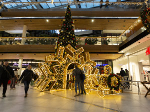 Vláček s vločkami i svítící tunel. Vánoční fotokoutky Šantovky jsou v obležení