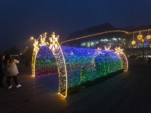 Vláček s vločkami i svítící tunel. Vánoční fotokoutky Šantovky jsou v obležení