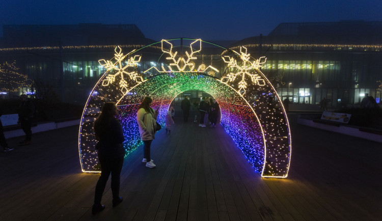Světelný tunel před obchodní galerií Šantovka v Olomouci