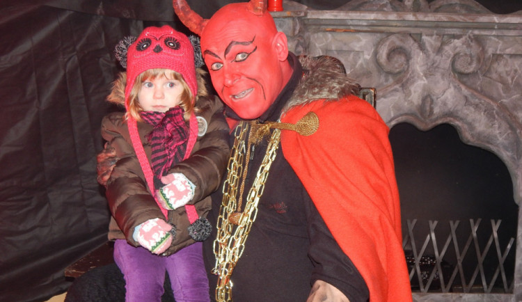 Do Hradce na náměstí se po pauze vrací Mikuláš s čerty