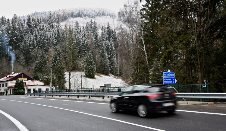 Cesta do Pece pod Sněžkou je znovu bez omezení dopravy, bez kolon