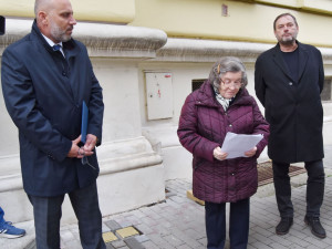 Uprostřed je docenta Jana Uhlířová, vnučka Jana Uhra.