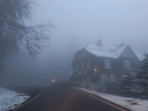 VIDEO: Silničáři poprvé vyrazili do terénu, v kraji padá sníh. Připravených je přes 10 tisíc tun soli