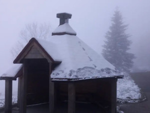 VIDEO: Silničáři poprvé vyrazili do terénu, v kraji padá sníh. Připravených je přes 10 tisíc tun soli