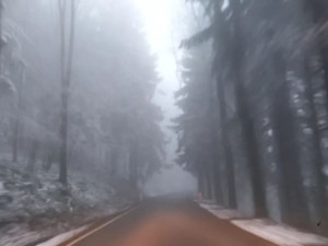 VIDEO: Silničáři poprvé vyrazili do terénu, v kraji padá sníh. Připravených je přes 10 tisíc tun soli