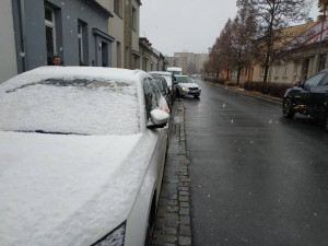 VIDEO: Silničáři poprvé vyrazili do terénu, v kraji padá sníh. Připravených je přes 10 tisíc tun soli