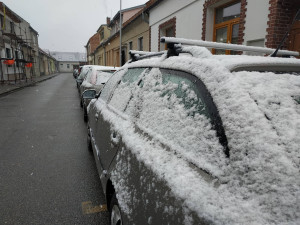 VIDEO: Silničáři poprvé vyrazili do terénu, v kraji padá sníh. Připravených je přes 10 tisíc tun soli