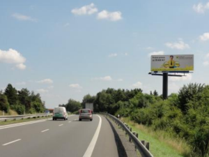Hejtmanství vyzvalo k odstranění zakázaných billboardů u silnic. Majitele se najít nepodařilo