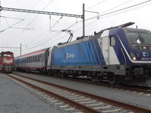 VIDEO: Zmodernizovaná trať z Olomouce do Uničova neprošla zkouškou. Vlak zastavily výpadky napětí