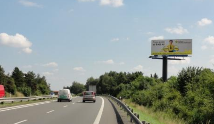 Billboard u silnice I/35 nedaleko Křelova u Olomouce