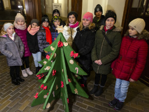 Děti ze školní družiny ve Slavoníně vymyslely pro olomoucký strom jméno Perníček