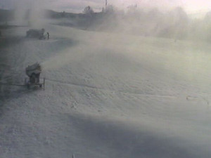 Skiareál v Hlubočkách začal zasněžovat. Pokud to umožní počasí, otevře už za dva týdny