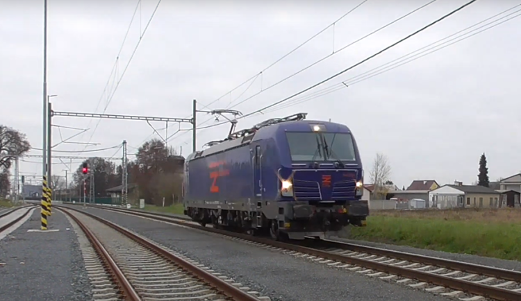 Zkoušky miliardové stavby pokračují. Trať z Olomouce do Uničova projel první elektrický vlak