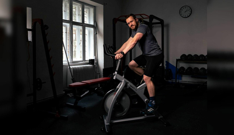 Rekordní jízda pro onkologické pacienty: Olomoučan chce zvládnout čtyřiadvacet hodin spinningu