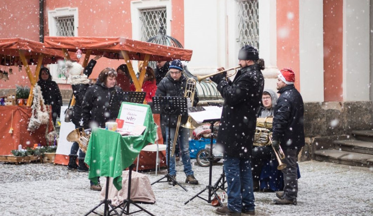 Svařák provoní ulice Broumova, adventní trhy budou na Zlatou neděli
