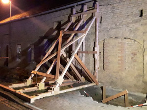 V Hablově hrozilo zřícení domu. Zeď z vepřovic museli zajistit tři jednotky hasičů