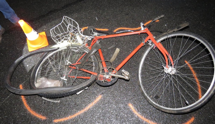 Řidička u Dobřenic přejela na silnici ležícího muže, nepřežil