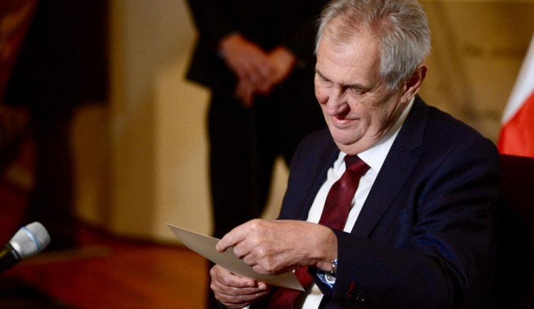 PRŮZKUM: Prezidentovi důvěřuje třetina lidí, vládě a Sněmovně 28 procent lidí